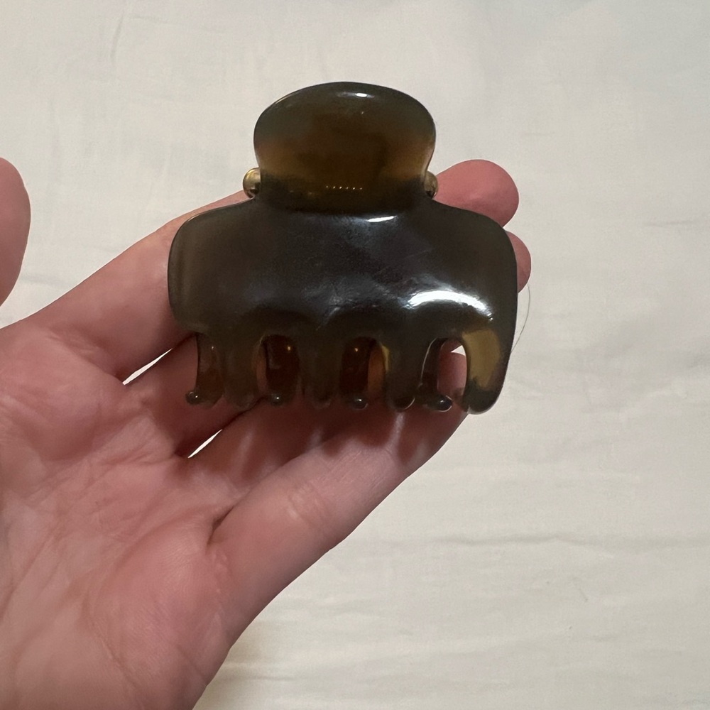 undone hairware olive Hair Claw Clip